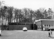 847760 Gezicht op enkele bijgebouwen en een benzinepomp van de NV Metaalwarenfabriek v/h Meijer & Greeven op het ...